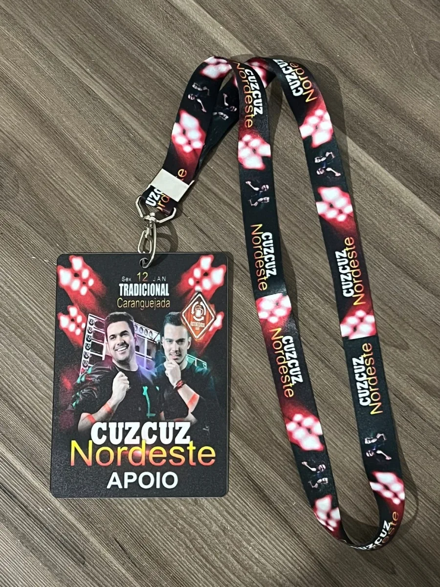 Crachá / Credencial de Eventos e Bandas 10 x 14 cm pvc 2mm , com o cordão personalizado digital de 20mm acabamento em 1 mosquete
