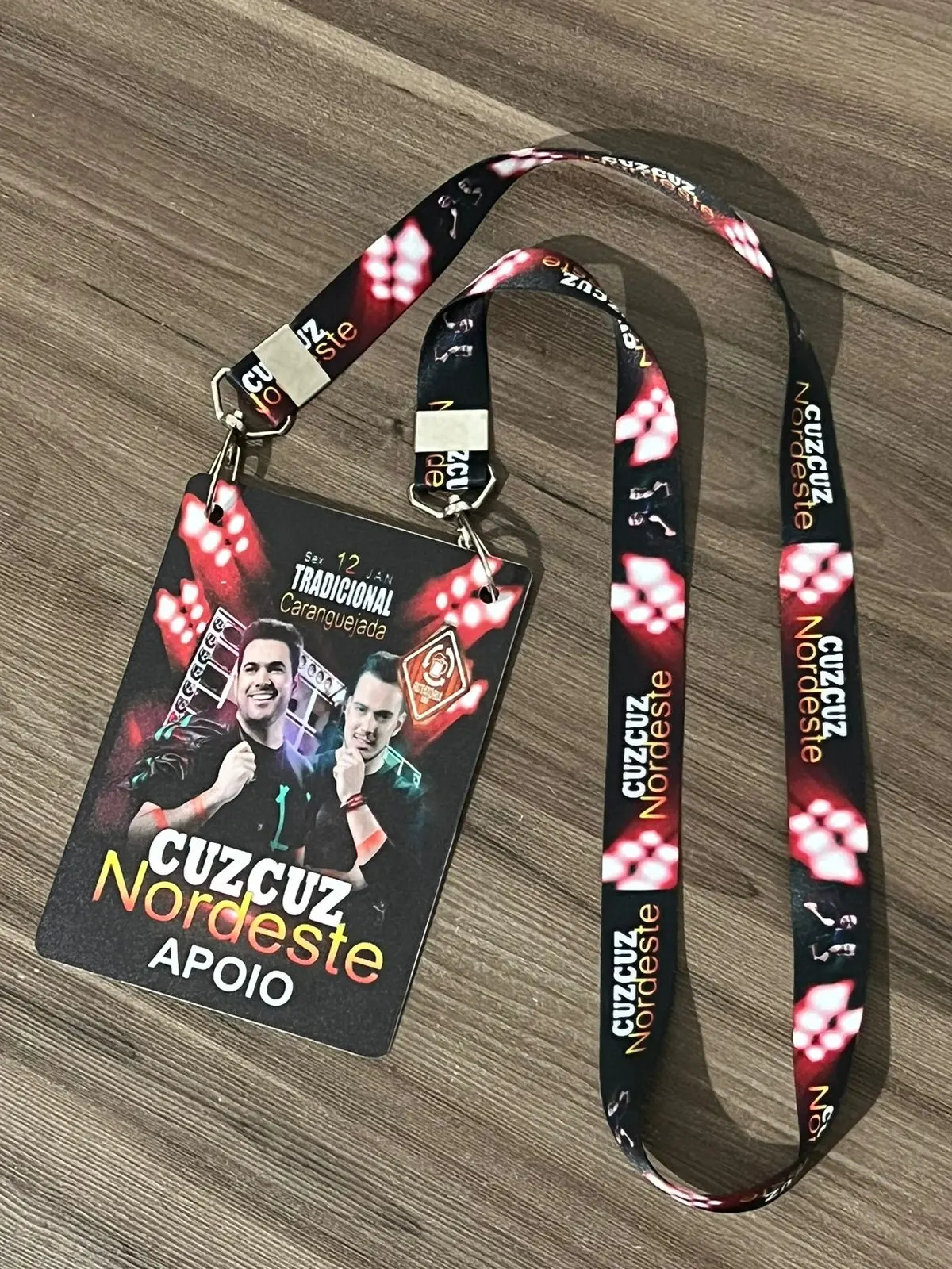 Crachá / Credencial de Eventos e Bandas 10 x 14 cm pvc 2mm , com o cordão personalizado digital de 20mm acabamento em 2 mosquetes