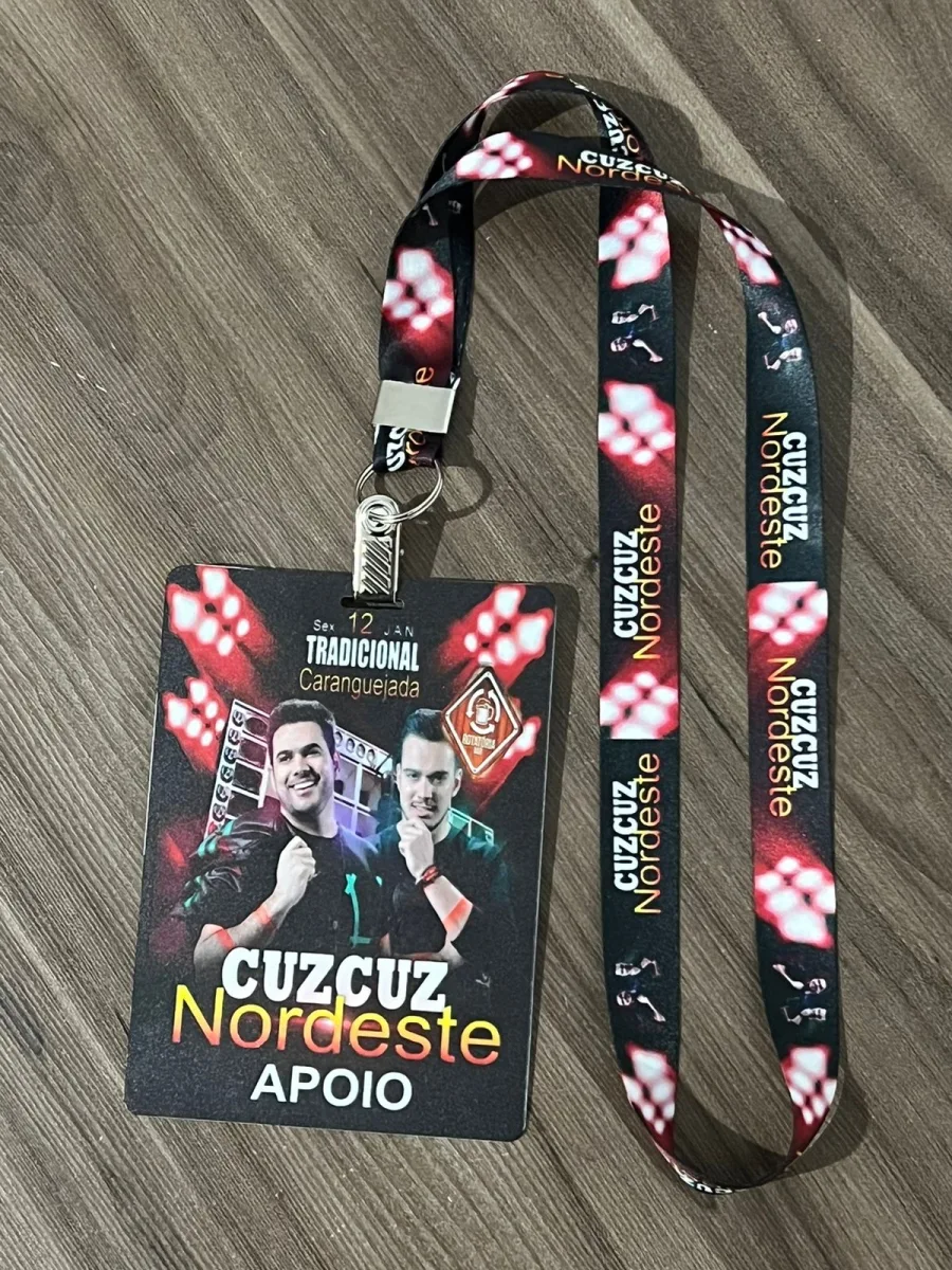 Crachá / Credencial de Eventos e Bandas 10 x 14 cm pvc 1mm , com o cordão personalizado digital de 20mm acabamento em argola e jacaré